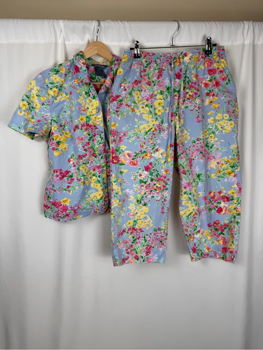 Koret Vintage Floral 2 Piece Set: Small Button Down Top & Medium Capri Pants